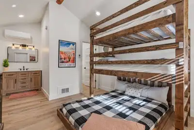 Image de #5 Red Rock Cabin! Newly Remodeled! Ac! Sleeps 4!