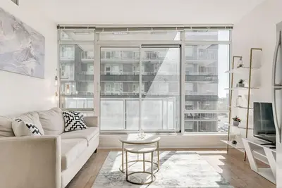 Image de Bright & Stylish Unit | Gym+ Free Ug Parking