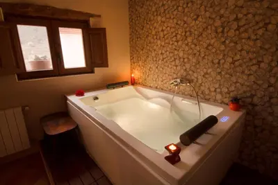 Image de maison romantique pour 2 ou 4 personnes avec jacuzzi,