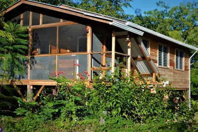 Une maison de vacances de deux chambres au sommet d'un arbre dans le Tropical Acre San Ignacio Belize