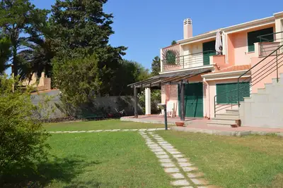 Image de Villa with garden 50 meters from the beach two apartments