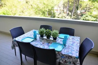 Image de Appartement lumineux en bord de mer avec terrasse et piscine
