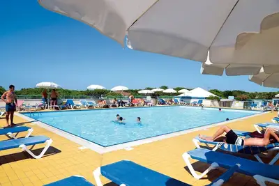 Image de Appartement contemporain près de la mer avec piscine