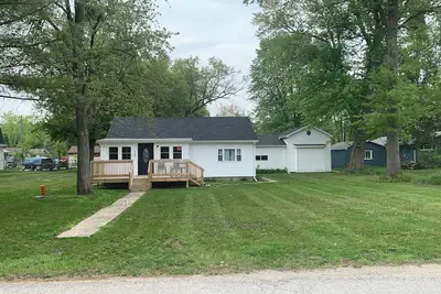 Image de Charming 2-bed cottage on Bass Lake with access to public beach and boat launch.