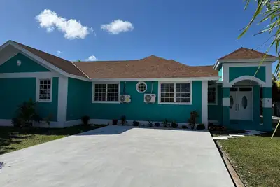 La Casa Del Sol. Newly renovated 3bedroom 2. 5 bath house in Nassau with WiFi, Ac
