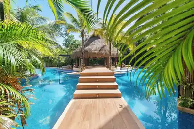 Image de Tropical Haven - Luxury Apartment with Private Rooftop Pool and amazing pool vie