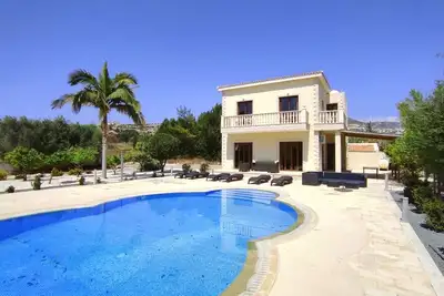 Image de A 3 bedroom villa in a private gateway with a large swimming pool with stunning sea views