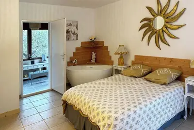 Image de villa de charme sur le Larzac -plain pieds, 3 suites parentales