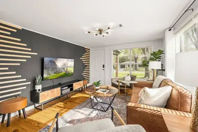 Image de Cozy bungalow in charming Old Town Tomball