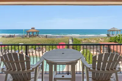 Image de Sweet Escape: Oceanfront Townhome w/ Pool Access