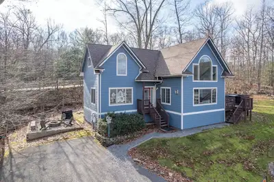 Image de New! Lake Access, Hot Tub, Fireplace, A/C!