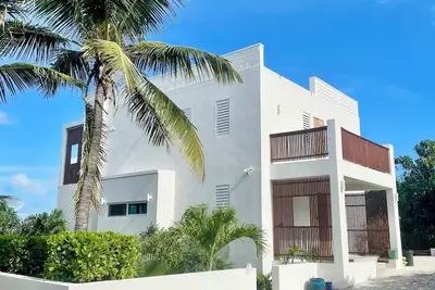Charming spacious 2-bedroom villa with Ac, pool, ocean views in Providenciales
