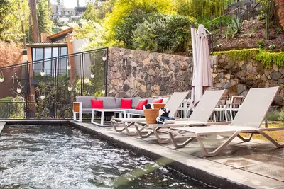 Image de Fireplace, heated infinity pool and jacuzzi with lake views.
