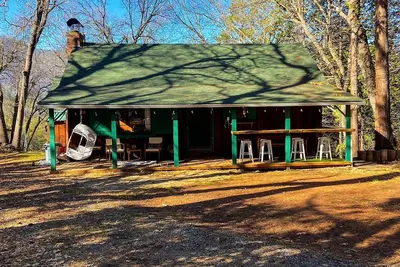 Image de Walk to river, bar, store, and meadow! Fireplace, fast wifi, near giant sequoias