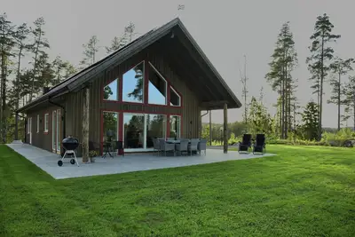 Image de Newly built modern house directly on the lake with its own jetty and boat