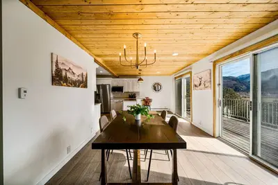 Image de Newly Remodeled Mountainside Duplex w/ Epic Views-Upper Floors, Optional Hot Tub