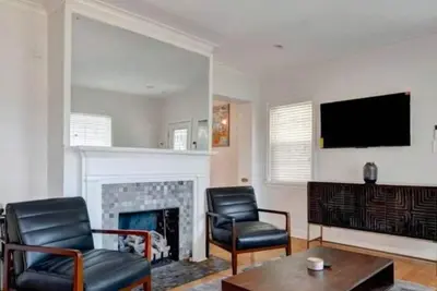 Image de “Comfort Meets Convenience – Ideal for Traveling Nurses & Business Pros! ”\n