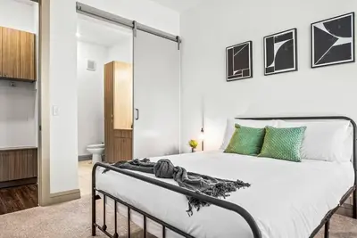 Image de Opulent Retreat| 1br   1 Bath | Pool & Golf Sim