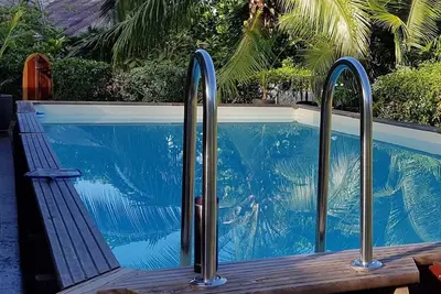 Image de Maison avec grande piscine, proche accès lagon, idéale pour couples ou famille.