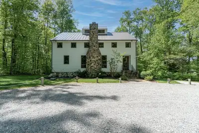 Image de Waterfront, Spacious 5-bedroom Wedding Venue estate in charming Powhatan!