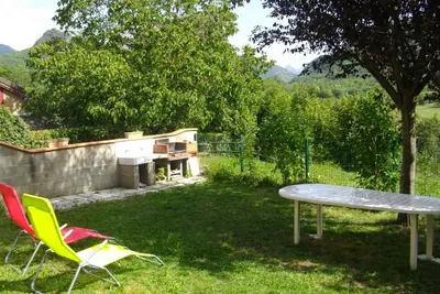 Image de maison dans petit village de montagne au bord de la riviere