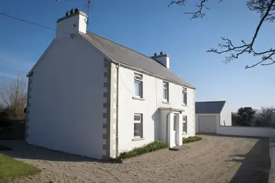 Image de Lakeside Farmhouse (5 mins from beaches) with private walks and gardens