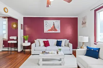 Image de New! \" The Suite \" cozy and open concept 2 bed flat a few minutes from  downtown