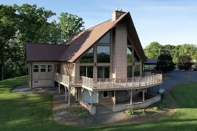 Image de Charming 4-bedroom Chalet with WiFi and Welcoming View of Pilot Mountain