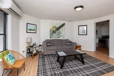 Image de Near Downtown ~ 2bdr & Fun Backyard ~ Pet Friendly