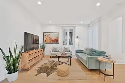 Image de 3 Bed 3 Bath Lakefront Retreat, Parking Included