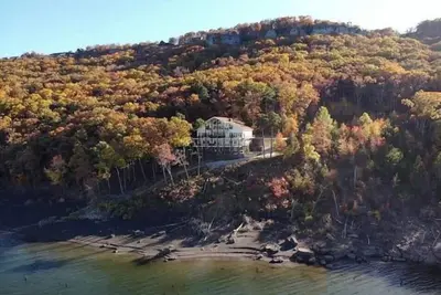 Image de G & P Properties boasts a spacious 5-bedroom house in peaceful Greers Ferry