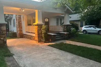 Image de Coolest Street in Charlotte in Historic Plaza Midwood 2 bedroom 1. 5 bath home.