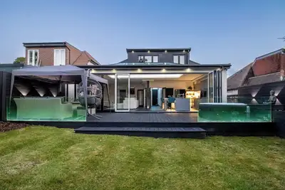 Image de Stylish 4-Bedroom Luxury Home Featuring Hot Tub & Pool Table
