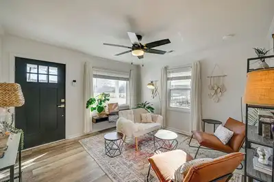 Image de < 3 Mi to Dtwn: Modern Cottage in Greenville!