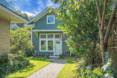 Image de Charming cottage! Central to beach & downtown