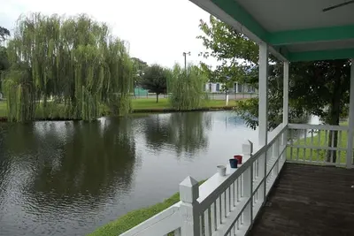 Image de The Flamingo 2 Bedroom 2 Full Bath Cottage on Stocked Lake