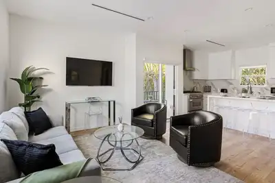 Image de Brand New Charming 2-bedroom house with Ac, WiFi in fabulous Burbank Hills