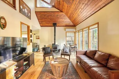 Image de Woodland Cabin • Hot Tub • Dogs Welcome