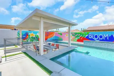 Image de Luxurious Home with Swim-Up Bar, Games & Mini Golf