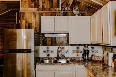 Image de Cozy cabin w/ 360 degree privacy in Alpine with Ac, WiFi & Fire Pit