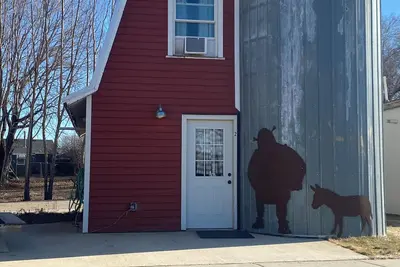 Image de The Little Red Barn - Lakeside Tiny Home Rental -Sleeps 4 - Spiral Staircase