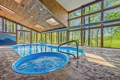 Image de 82° Indoor Pool, Hot Tub, Game Shack, Fire Pit, Porch Swing, Equipped Kitchen
