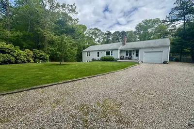 Image de Welcome to your perfect summer retreat in South Orleans, Ma nestled on the Cape Cod coastline!