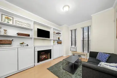 Image de Uic / Little Italy - Historic 2 Bed 1 Bath Apt. With Free Parking!