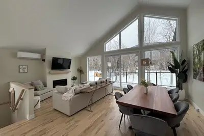 Image de Bienvenue a notre refuge lumineux au pied du Mont Sainte-Anne!