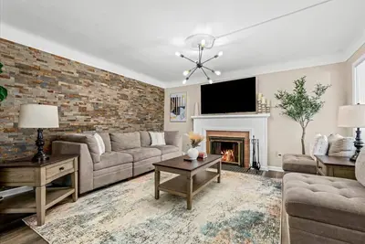 Image de Newly Renovated 4 Bedroom 2 Bath Downtown Dearborn