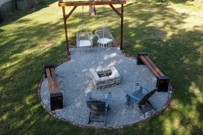 Image de Cozy family friendly retreat w/4 bedrooms, wrk area, and ultimate green space.