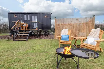 Image de Shepherds Hut - Oak, pet friendly, with hot tub in Lincoln