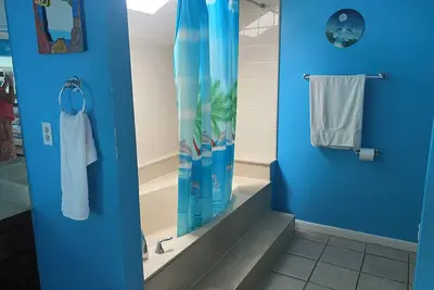 Image de Romantic or family convenient with balcony over conroe lake ideal for fishing