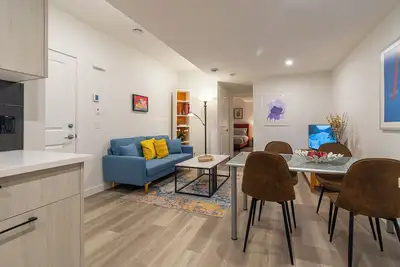 Image de Fantastic Suite in Nw Calgary | Easy Drive to the Mountains | Independent Access